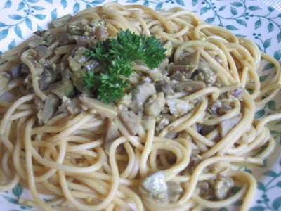 Currys-szezámos gomba spagettivel